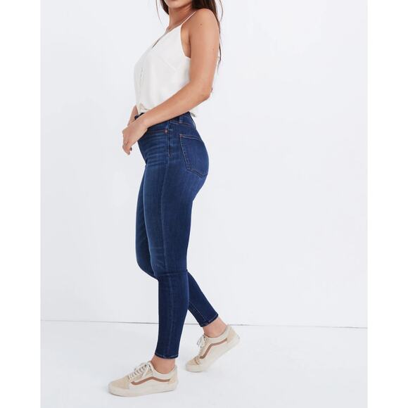 MADEWELL Curvy High-Rise Skinny Jeans in Danny Wash: TENCEL™ Denim // 27 - Picture 4 of 13